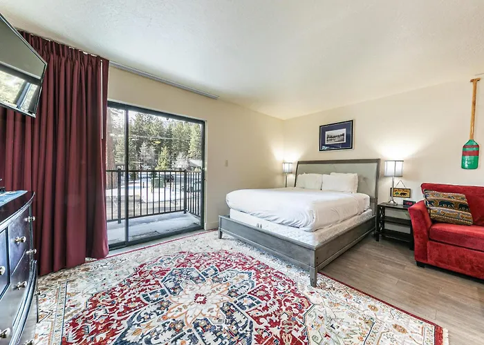 Charming Queen Studio Deluxe W/Balcony #233 At Donner Lake Village